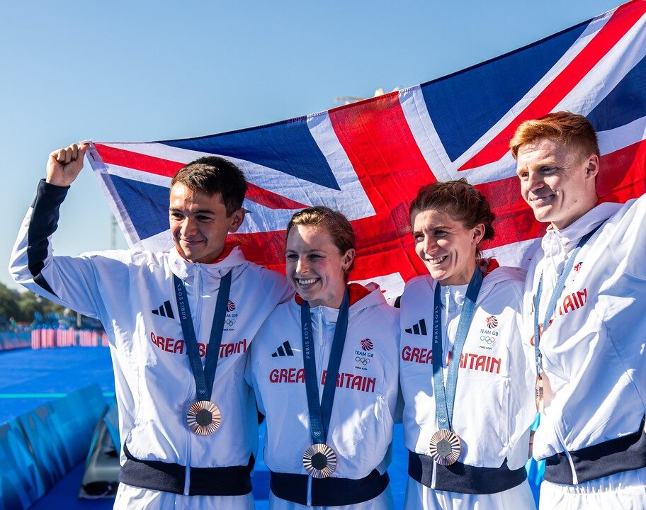 Alex Yee Georgia Taylor Brown Sam Dickinson Beth Potter Team GB Mixed Relay Paris 2024 Olympics flag photo credit World Triathlon