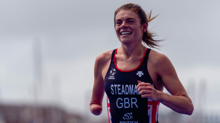 Lauren Steadman on the run at World Triathlon Para Series Swansea 2023