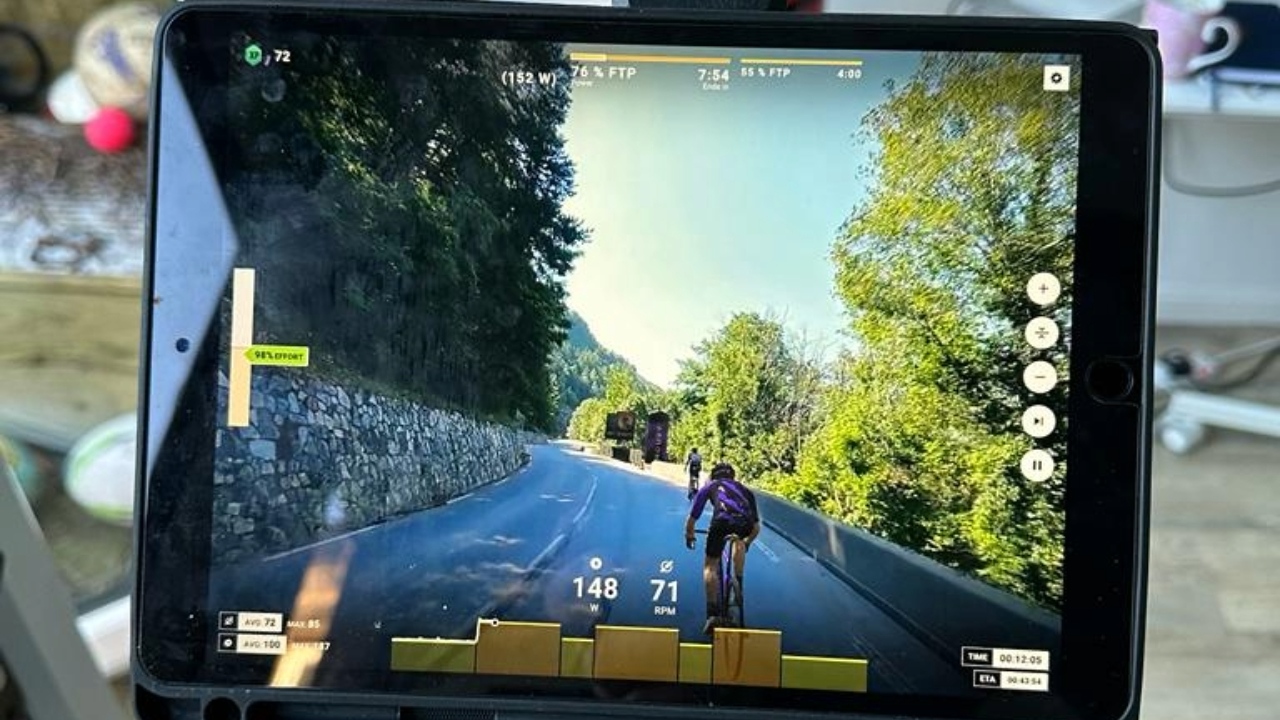 Rouvy vs Zwift: the workout mode shown here on Rouvy is available on both indoor training platforms.